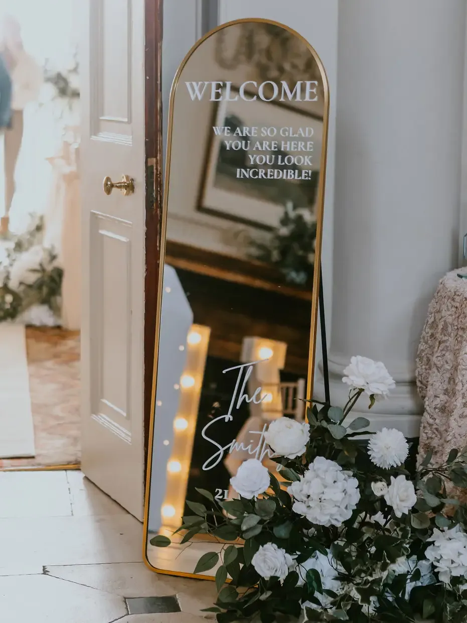 Welcome Signs: Selfie Mirror
